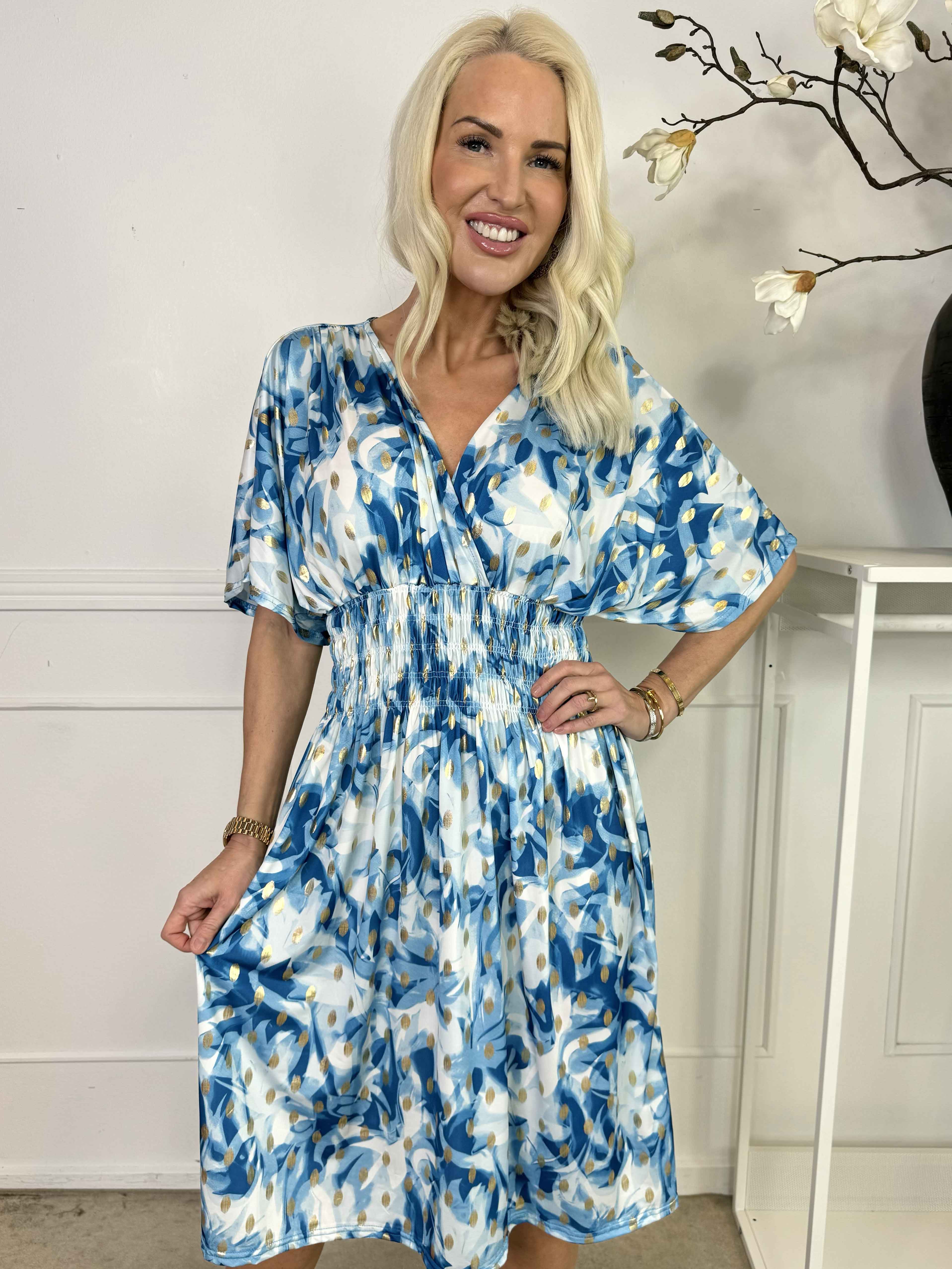 Pams Vacay Short - Mönstrad elastisk klänning med smock i midjan